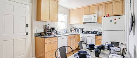 Een koelkast, een microgolfoven, een oven, een kookplaat