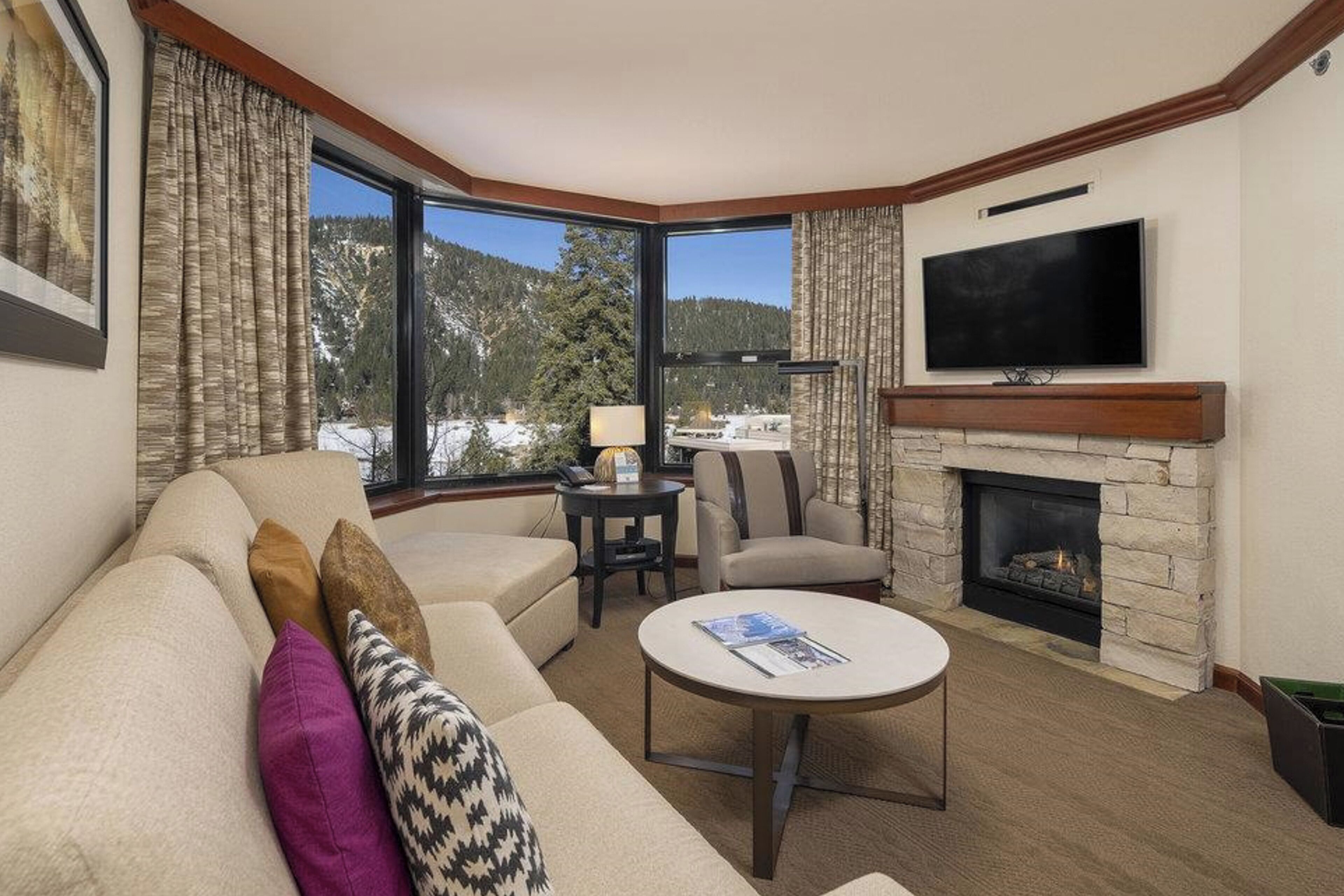 Televisión y chimenea 