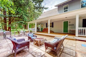 Outdoor dining - Creekside Seclusion: 'HomeSted Retreat' in Dallas (Dallas)