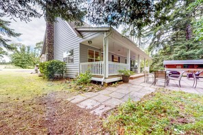 Outdoor dining - Creekside Seclusion: 'HomeSted Retreat' in Dallas (Dallas)
