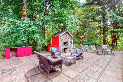 HomeSted Retreat: Secluded Home!