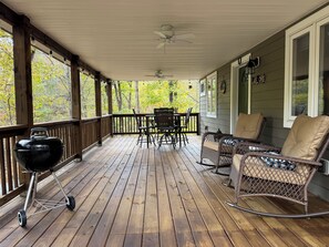 Outdoor dining - Cozy A frame cabin in quaint Front Royal. Dog friendly (Front Royal)