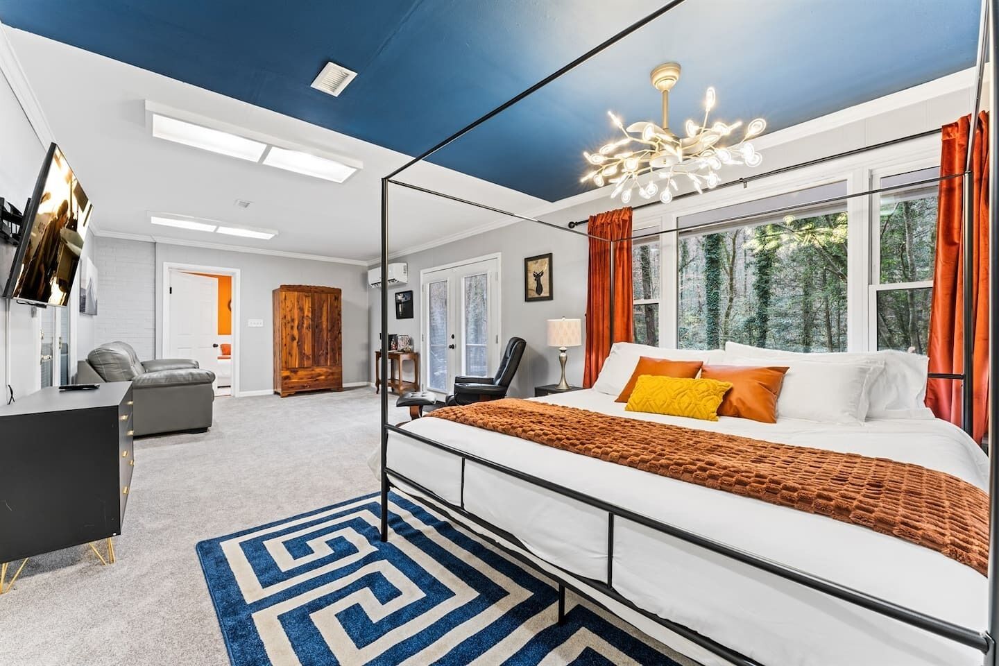 4 bedrooms, desk, iron/ironing board, free WiFi