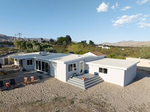 Exterior - Private Desert Garden Oasis/Waterfall/Views/Dogs (Morongo Valley)