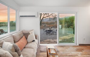 TV, books - Private Desert Garden Oasis/Waterfall/Views/Dogs (Morongo Valley)