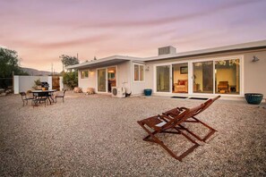 Outdoor dining - Private Desert Garden Oasis/Waterfall/Views/Dogs (Morongo Valley)
