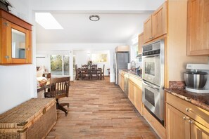 Fridge, microwave, oven, stovetop - Private Desert Garden Oasis/Waterfall/Views/Dogs (Morongo Valley)