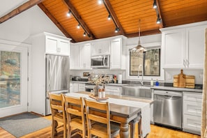 Fridge, microwave, oven, stovetop - Hot Tub! Walk 2 min to Ski or Hike, 2 Firepits! Pet Friendly! 5 Star Hosts! (Wintergreen Resort)