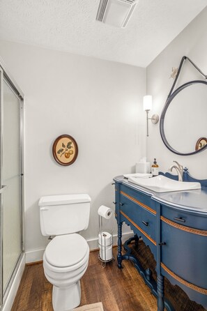 Ducha, artículos de higiene personal ecológicos y secador de pelo