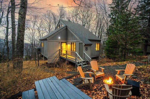 Hot Tub! Walk < 3 min to Ski or Hike, 2 Firepits! Pet Friendly! 5 Star Hosts!