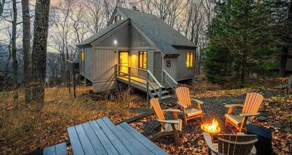 Hot Tub! Walk < 3 min to Ski or Hike, 2 Firepits! Pet Friendly! 5 Star Hosts!