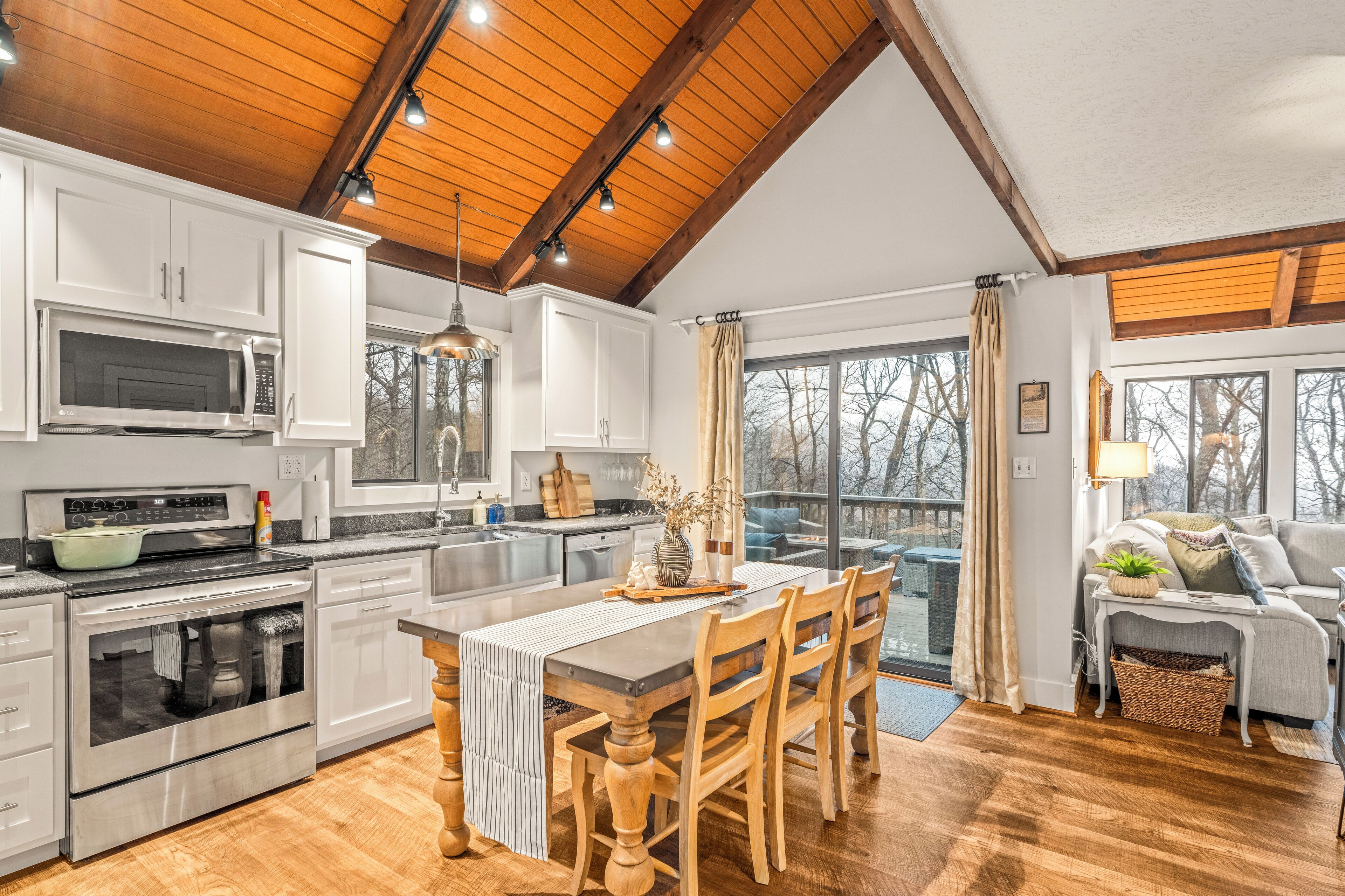 冷蔵庫、電子レ ンジ、オーブン、コンロ