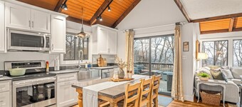 Walk < 3 min to Ski or Hike, 2 Firepits! Pet Friendly! New from 5 Star Hosts!