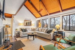 Smart TV, fireplace, video games, books - Hot Tub! Walk 2 min to Ski or Hike, 2 Firepits! Pet Friendly! 5 Star Hosts! (Wintergreen Resort)