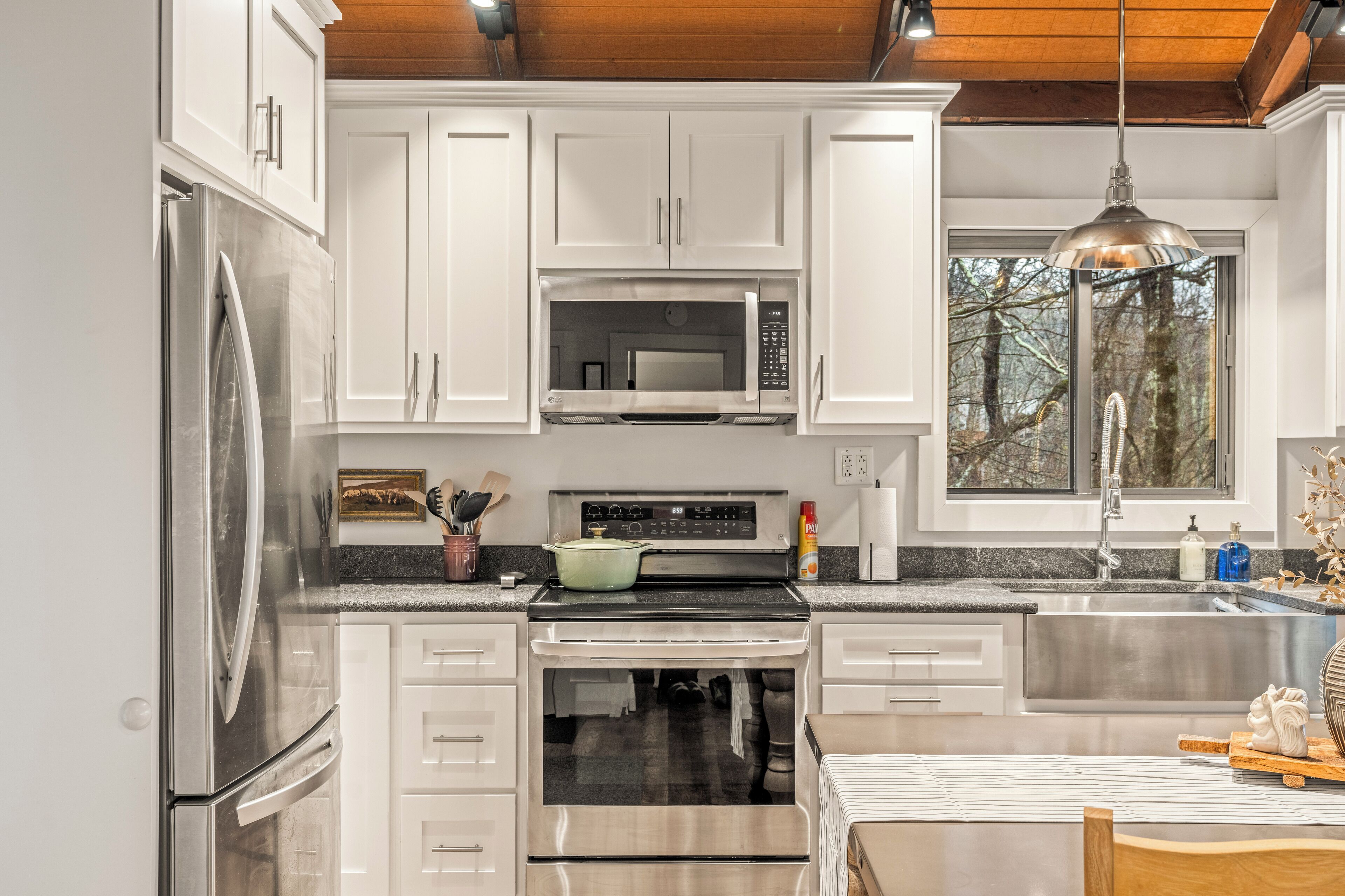 雪櫃、微波爐、焗爐、爐具