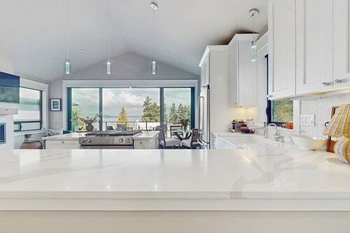 1 BR Home w/ Gas Fireplace & Puget Sound Views