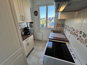 Fridge, microwave, oven, toaster - Sea-view apartment in Erquy | 2 guests | Ref 539 (ERQUY)