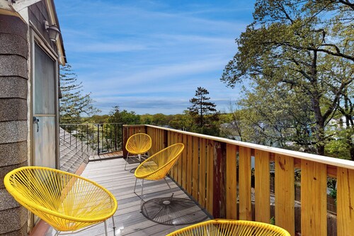 3 Mi to Franklin Park Zoo! Bright Residential Stay