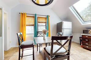 Dining - 3 Mi to Franklin Park Zoo! Bright Residential Stay (Boston)