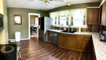 Microondas, horno, placa de cocina, lavavajillas