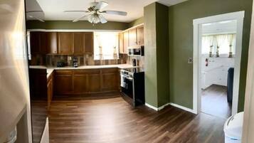 Mikrowelle, Ofen, Herdplatte, Geschirrspüler