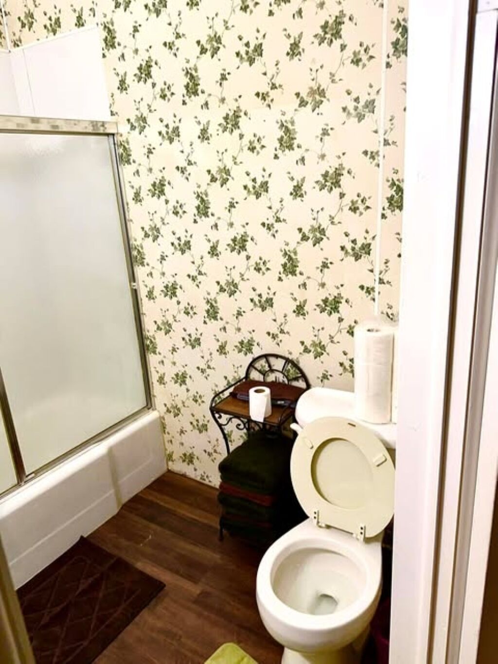 Sèche-cheveux, serviettes fournies, savon, papier toilette