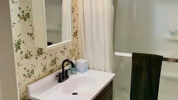 Secador de pelo, toallas, jabón, papel higiénico