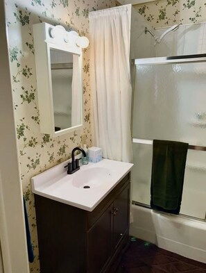 Secador de pelo, toallas, jabón, papel higiénico