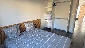 2 chambres, fer et planche Ă repasser, Wi-Fi, draps fournis