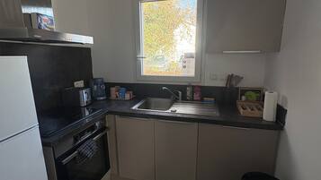 Een koelkast, een microgolfoven, een oven, een kookplaat