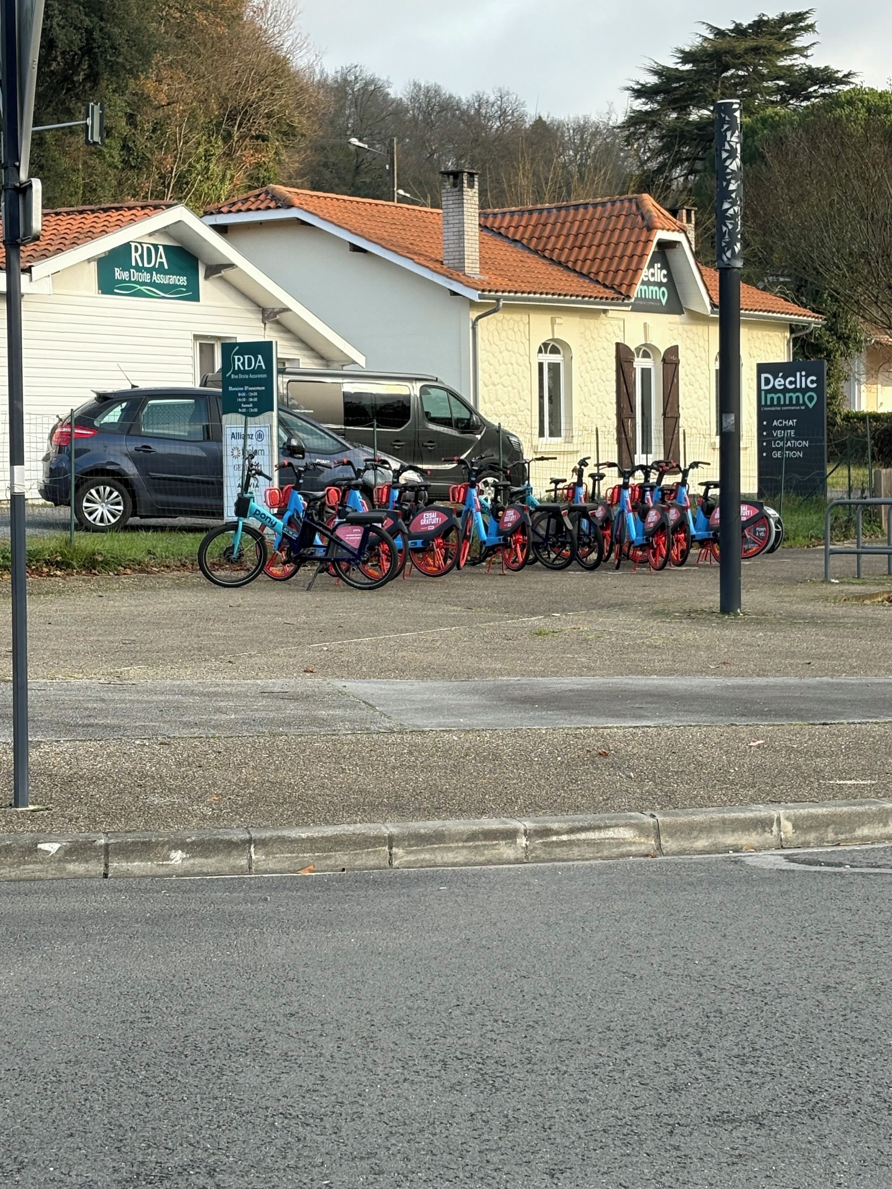 Un immeuble avec une enseigne indiquant « RDA » et « Délic Immo ».
