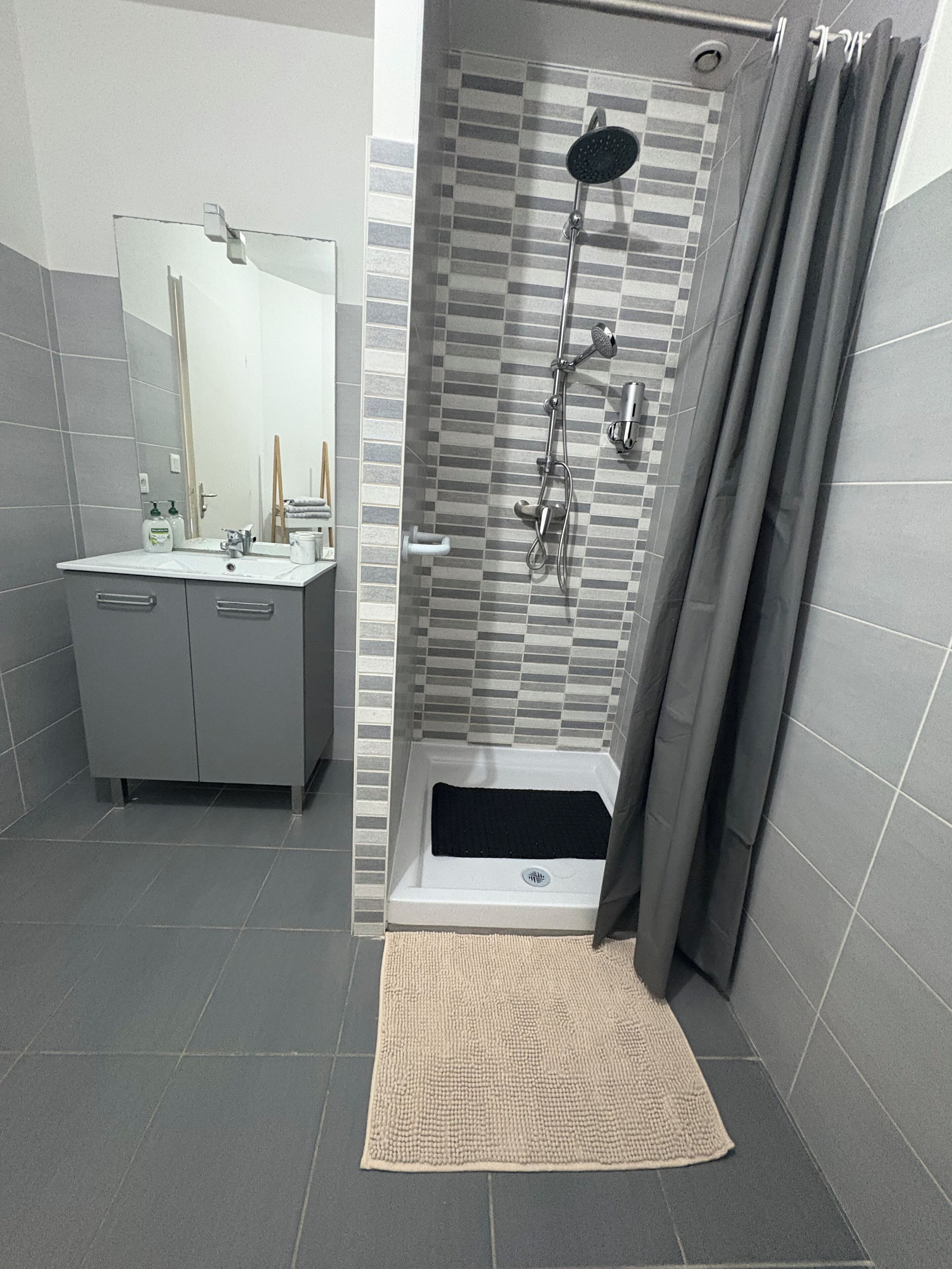 Dusche, Haartrockner, Handtücher, Shampoo