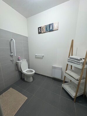 Shower, hair dryer, towels, shampoo - Comfortable house near Bordeaux & Arkéa Arena + parking lot (Bouliac)