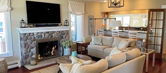 Steps to Crystal Lake! Group Getaway w/ Hot Tub