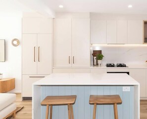 Fridge, microwave, oven, dishwasher - Robert Street River Retreat 30 Secs to River (Noosaville)