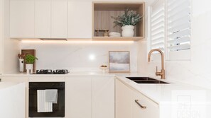 Fridge, microwave, oven, dishwasher - Robert Street River Retreat 30 Secs to River (Noosaville)