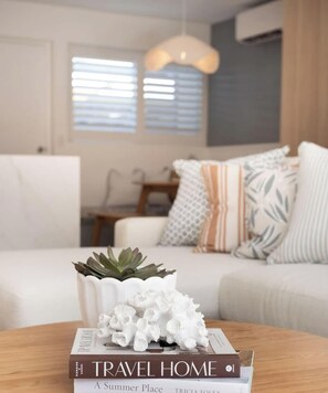 Smart TV - Robert Street River Retreat 30 Secs to River (Noosaville)