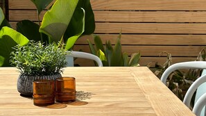 Outdoor dining - Robert Street River Retreat 30 Secs to River (Noosaville)