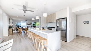 Jääkaappi, mikroaaltouuni, uuni, liesi