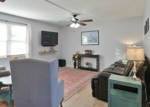 Living area - Modern 3-bedroom house close to Tiffin University and Charming Downtown (Tiffin)