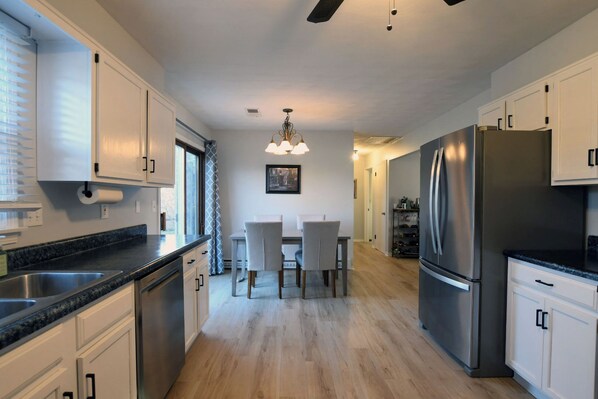 Private kitchen - Modern 3-bedroom house close to Tiffin University and Charming Downtown (Tiffin)