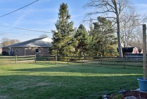 Property grounds - Modern 3-bedroom house close to Tiffin University and Charming Downtown (Tiffin)