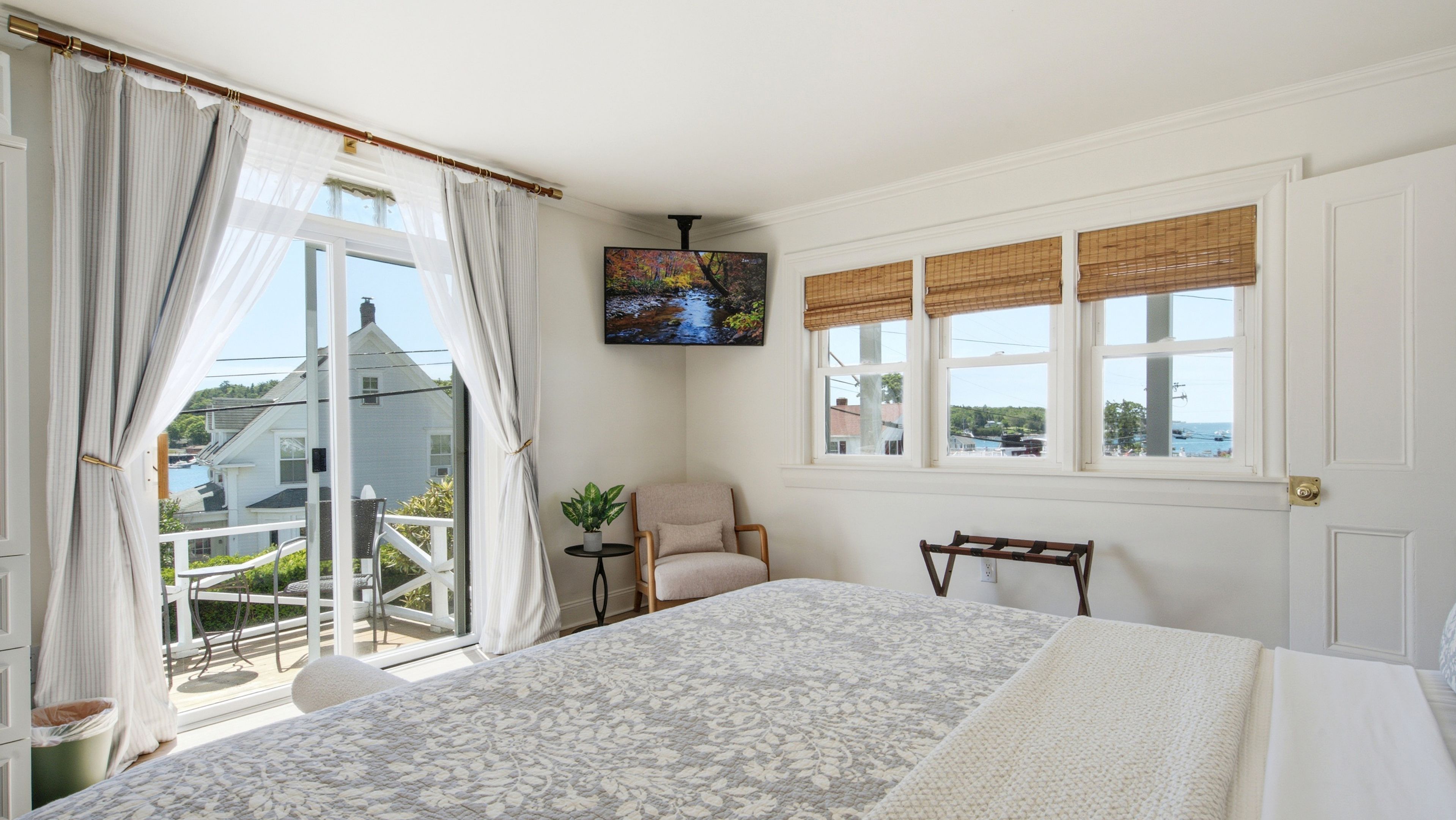 GL 1 King Suite with Harbour Views -First Floor