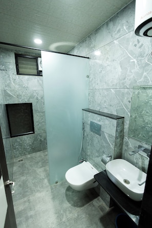 Shower, towels, soap, shampoo - Hotel Basil Inn (Ujjain)