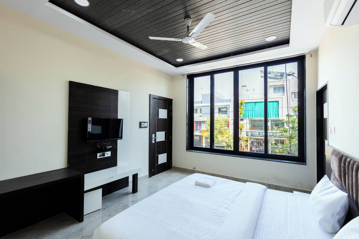 Blackout drapes, WiFi (free)