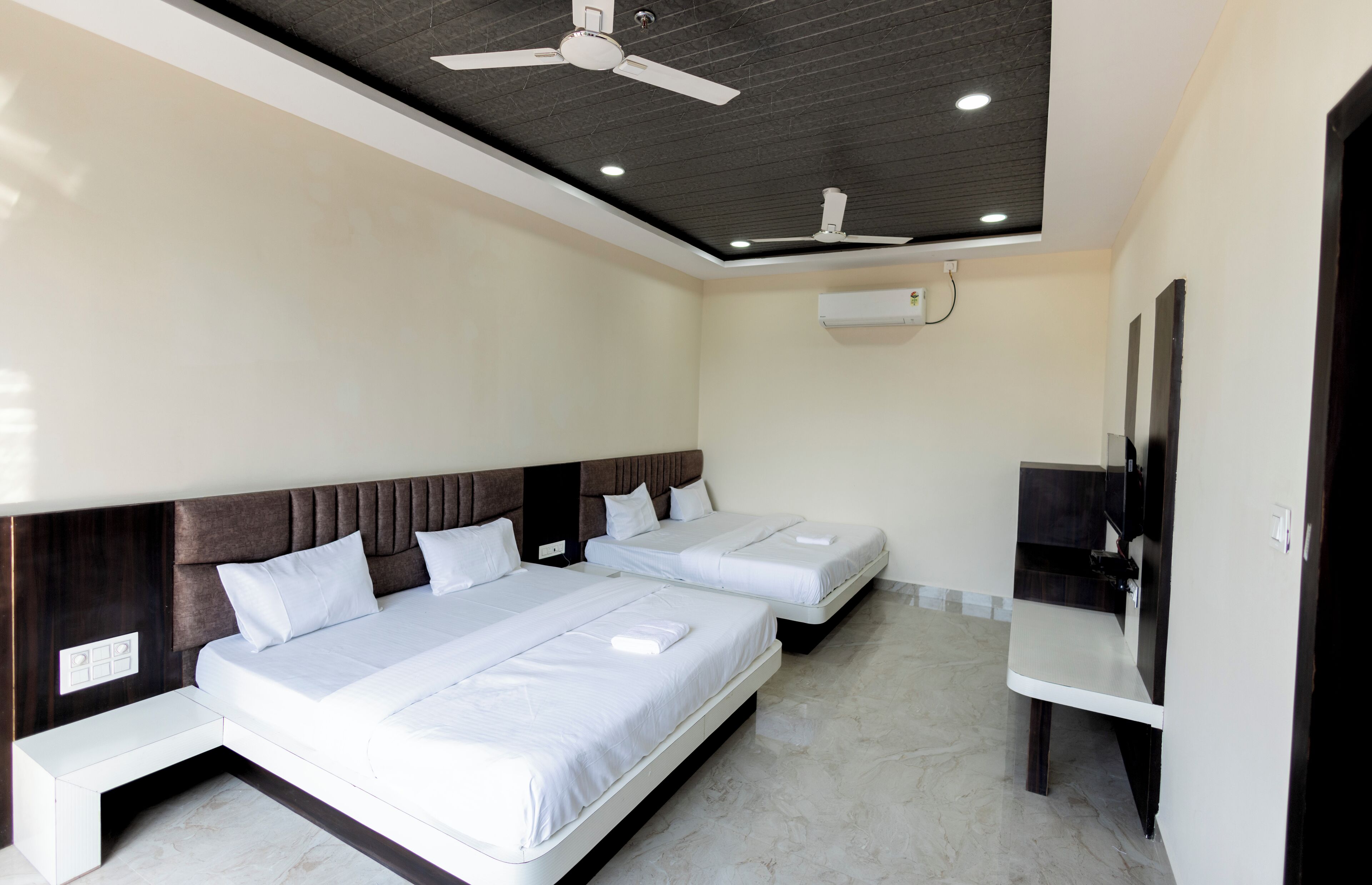 Deluxe-værelse til 4 personer - byudsigt | Mørklægningsgardiner, gratis Wi-Fi