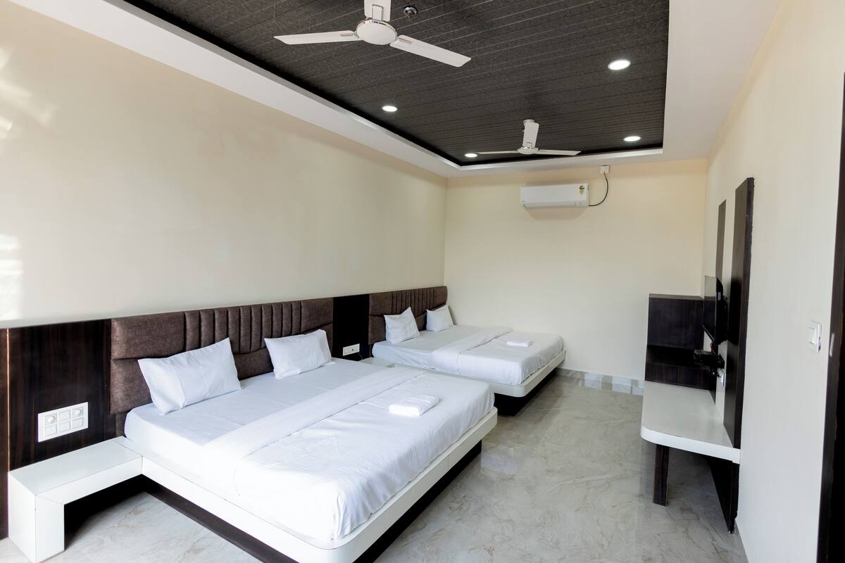 Deluxe Quadruple Room, City View | Blackout drapes, WiFi (free)
