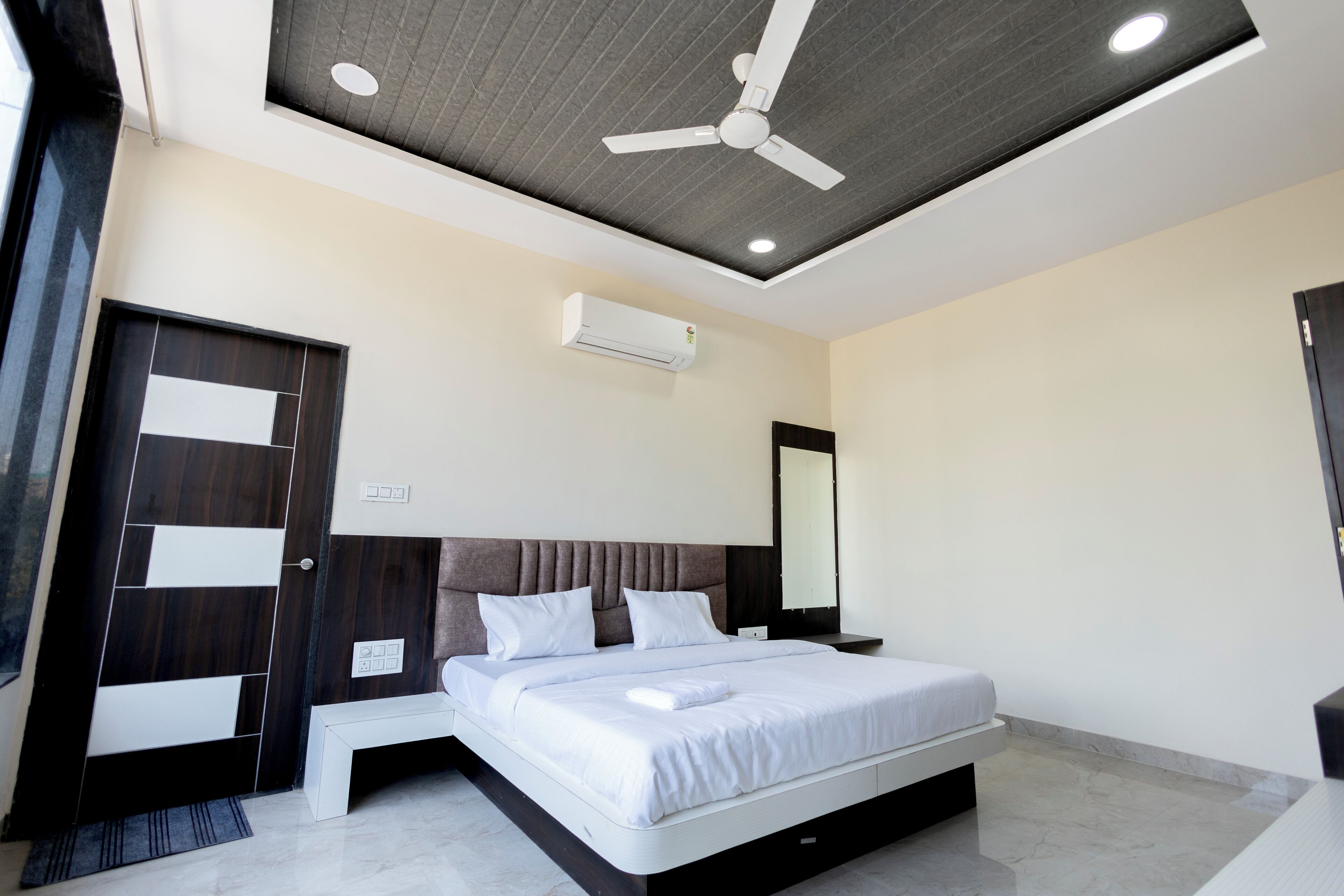 Phòng đôi Deluxe, quang cảnh thành phố | Phòng tắm | Buồng tắm vòi sen, vòi sen phun mưa, chậu vệ sinh/vòi rửa, khăn tắm 