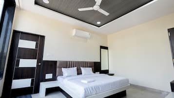 Deluxe tweepersoonskamer, uitzicht op stad | Badkamer | Een douche, een regendouche, een bidet, handdoeken