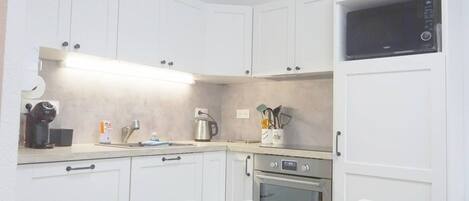 Kjøleskap, mikrobølgeovn, oppvaskmaskin og brødrister